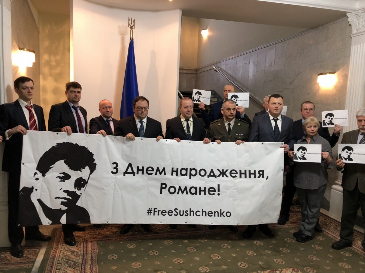 Сьогодні незаконно затриманому і заарештованому російськими силовиками українському журналісту Роману Сущенко виповнилося 49 років