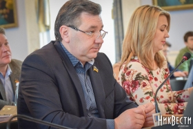 Депутат Миколаївської міської ради від партії «Опозиційний блок» Ігор Копійка заявив, що він ніколи не лобіював будівництво автозаправки в мікрорайоні Соляні в районі гуртожитку за адресою проспект Героїв України, 11, де сьогодні стався конфлікт між місцевими жителями і представниками компанії-забудовника, які зводять заправку «ОККО» на цьому місці