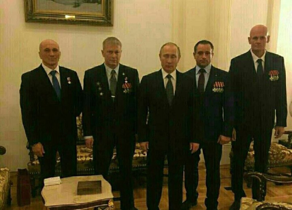 І раніше з російських медіа було відомо, що компанією «Вагнер» керує підполковник Дмитро Уткін, що база найманців знаходиться в Молькіно, в Краснодарському краї, безпосередньо під керівництвом ГУ Генштабу Росії