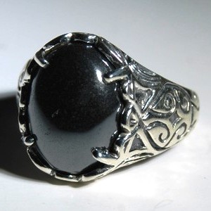 Що ж стосується магічних властивостей гематиту, якими здавна наділяють камінь, то думки на цей рахунок неоднозначні