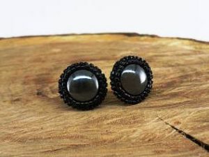 Срібло також може посилити дію каменю кровавика, для цього досить носити срібне кільце з гематитом, і удача неодмінно прибуде