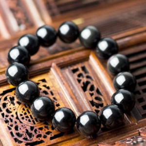 В астрології гематит надає особливий вплив на народжених під знаками Овна, Рака і Скорпіона