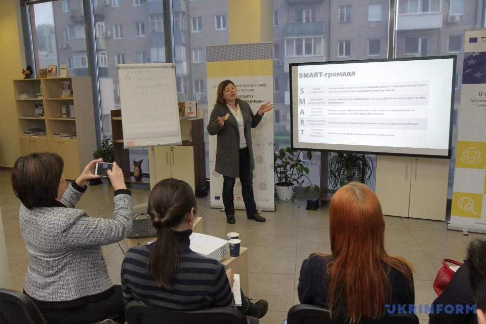 На нашу думку, комунікатор повинен, і стане головною посадовою особою ОТГ зважаючи на ті завдань і місії, які вона повинна виконати , - зазначила директор Дніпропетровського ЦРМС Олена Тертишна