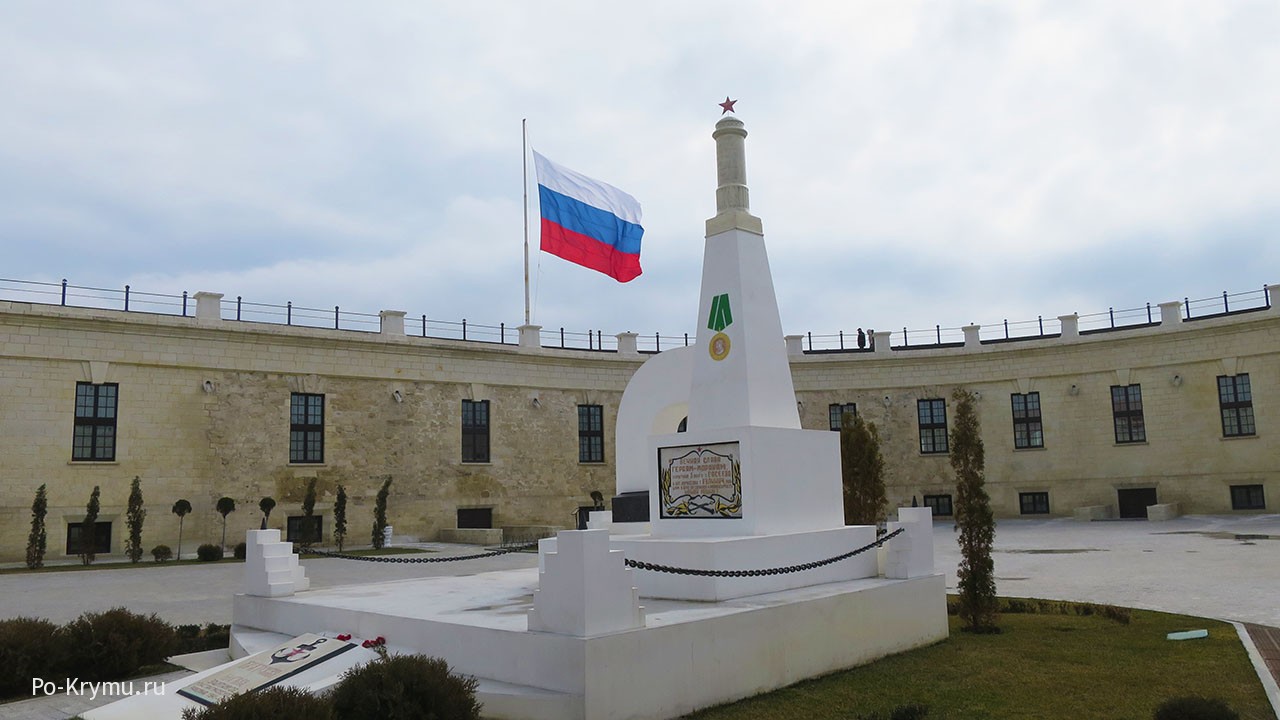 Зараз в центрі внутрішнього двору знаходиться пам'ятник, який стоїть на братській могилі захисників батареї, які загинули в ті дні
