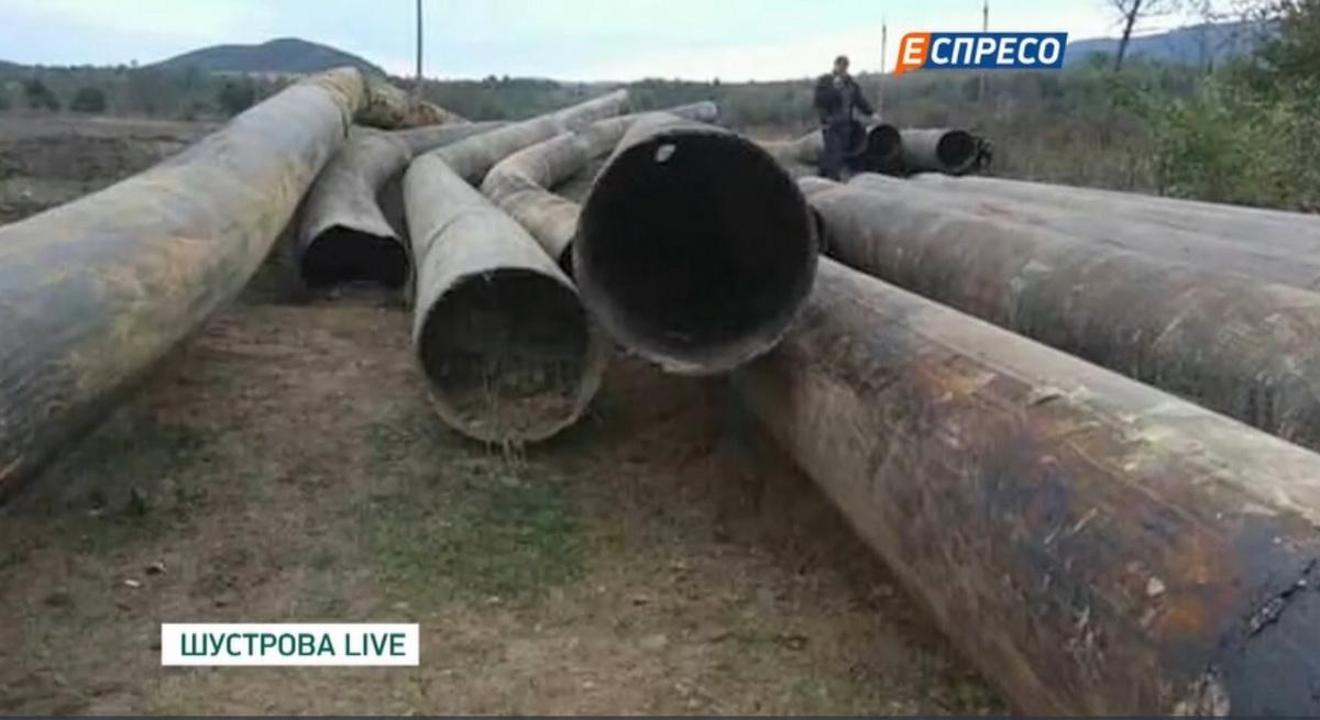 Тим часом, поки власники нафтопродуктопроводу заробляють мільйони доларів, продаючи російське паливо на Житомирщині,   єдиний в країні діє нафтопродуктопровід вже розкрадають на Закарпатті   , Недалеко від кордону з Угорщиною, куди пальне нібито йде транзитом