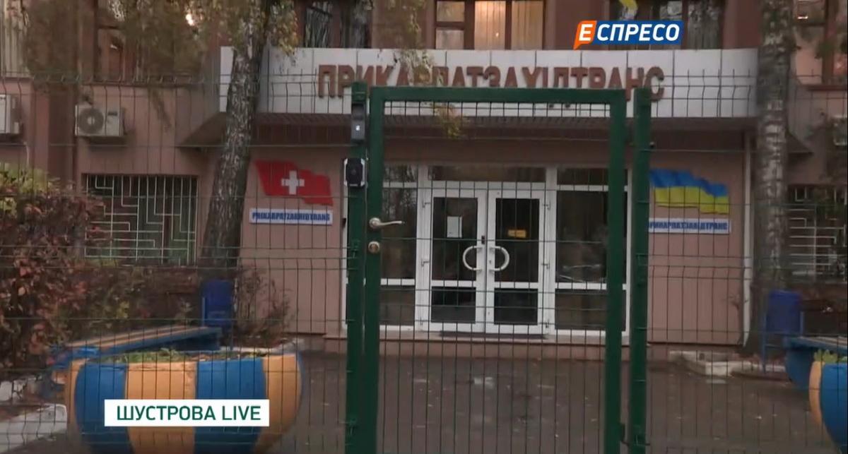 Дивіться, керівництва немає сьогодні, воно сьогодні вже вас не прийме, - запевняє охоронець підприємства