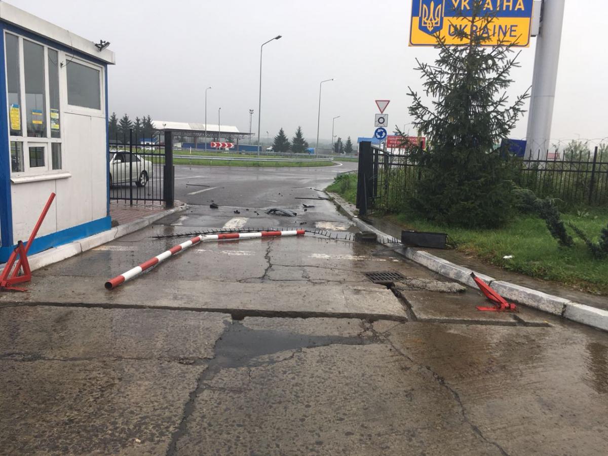 Іномарка знесла ворота і блокувальні засоби зупинки на пункті пропуску, але була зупинена поліцейськими