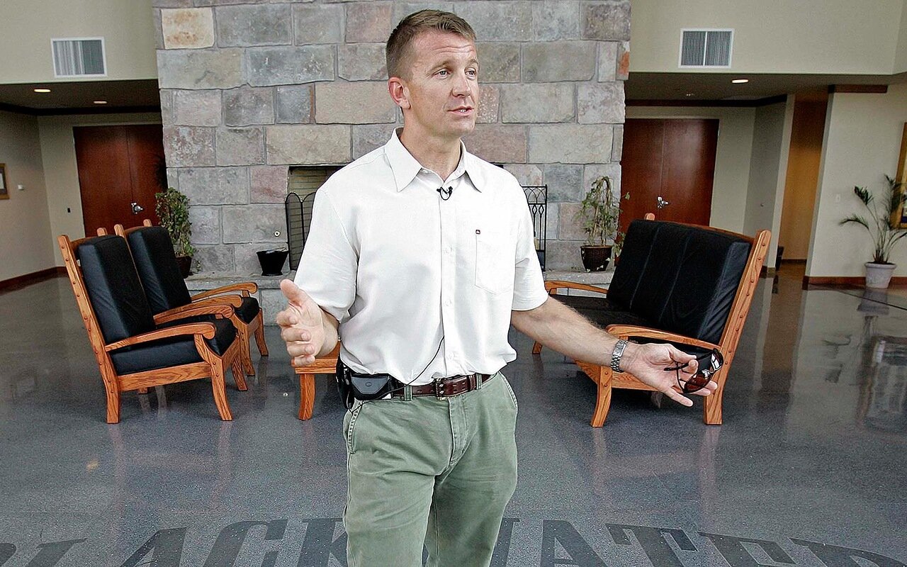 ) Національному Республіканському Комітету Конгресу