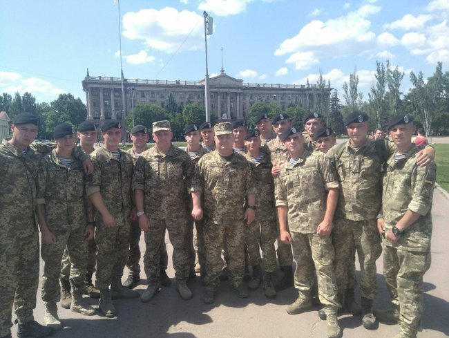 Після закінчення церемонії морпіхи в чорних беретах сфотографувалися з Степаном Полторак і Віктором Муженко