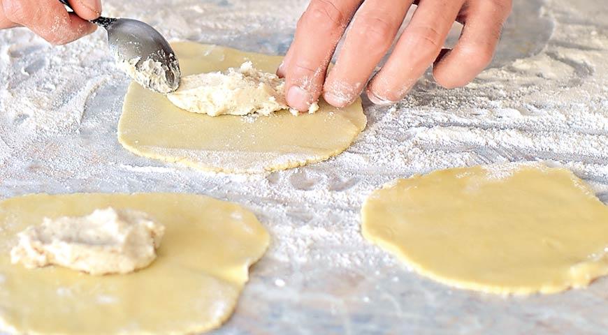 Змастіть пергамент маслом, вистелити ним деко