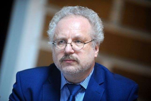 У числі влаштувалися в Латвії після довгої відсутності західних латишів, які зробили значний внесок у вирішення питання про позбавлення громадянства російськи в Латвії на етапі становлення незалежності, слід назвати юриста і політолога Егілса Левітса, який отримав юридичну та політологічна освіта в Гамбурзькому університеті в   Німеччині