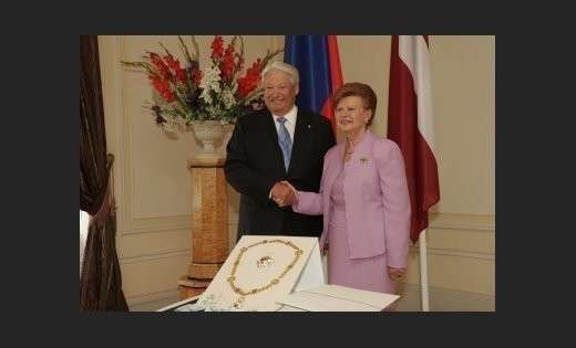 Точно такий же орден з рук Вайри Віке Фрейберги з а саме діяльну участь в придушенні російської опору в   Прибалтиці   , Отримав перший президент Росії Борис Єльцин, а разом з ним - все 45 млн тих, хто проголосував за нього громадян РФ