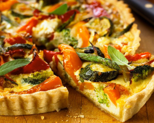 Крім цього соя - унікальне джерело ненасичених рослинних жирів і таких біологічно активних сполук як холін і лецитин, а також вітамінів і мінералів