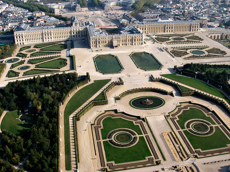 Версаль - це ім'я пов'язане в усьому світі з поданням про найзначніше і чудовому палаці, зведеному за волею одного монарха