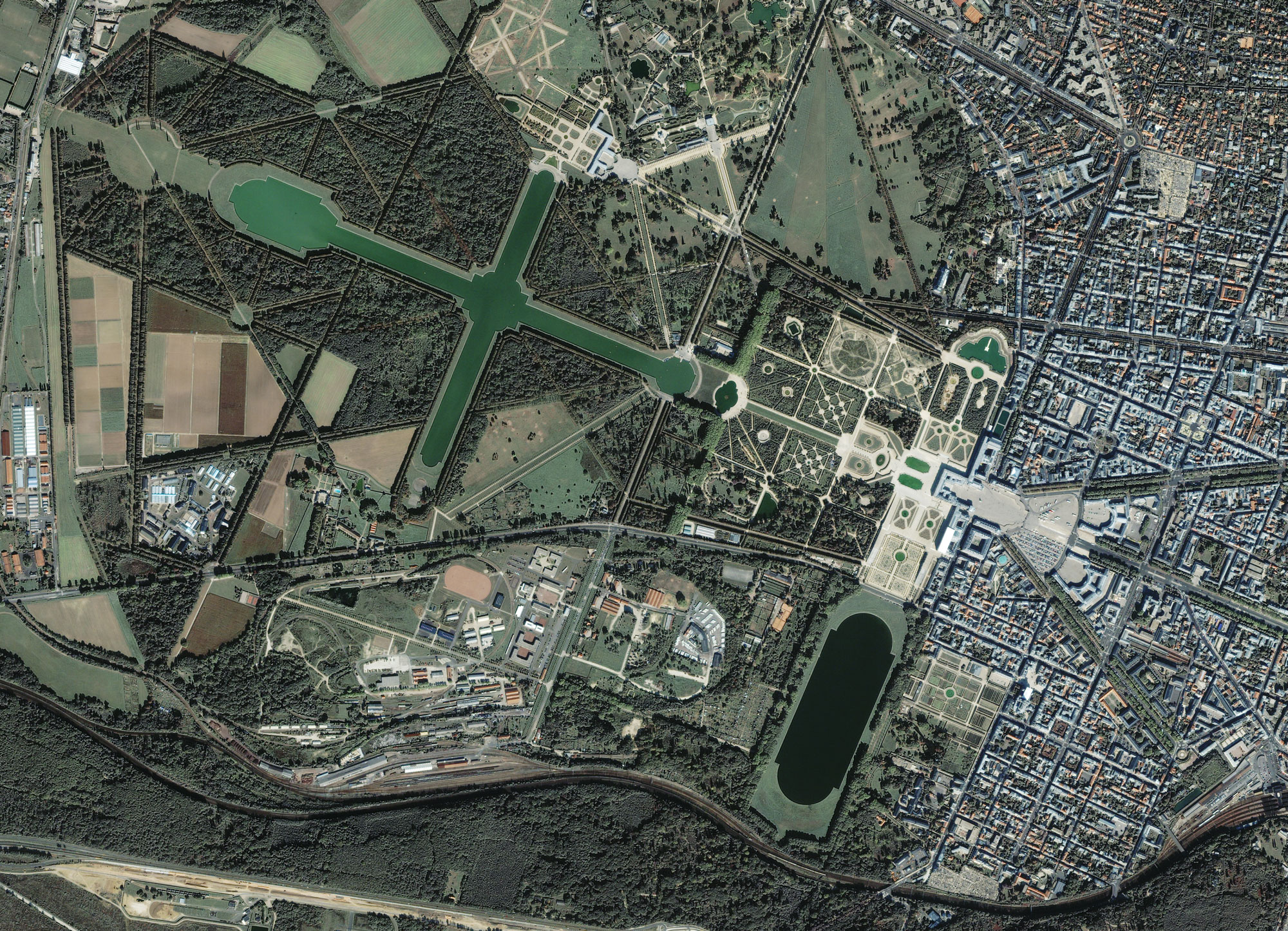 Після смерті короля-сонця Філіп Орлеанський, який став регентом при малолітньому Людовику XV, вирішив перемістити французький двір назад в Париж