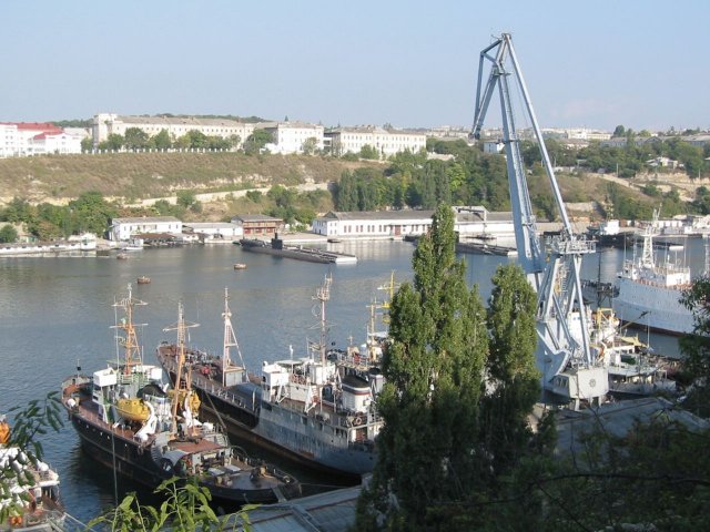 Севастопольська бухта втілює в собі витоки   Севастополя   і його морське початок, тому візит сюди є обов'язковим пунктом екскурсійної програми з цього мальовничого міста
