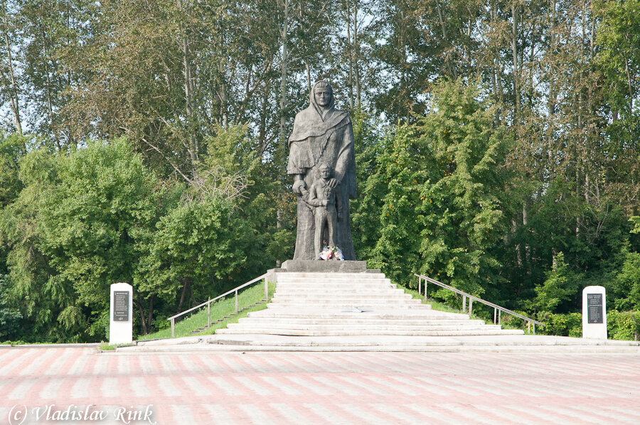 Порушити питання про пам'ятки Великій Вітчизняній Війні я вирішив, переглядаючи фотографії з   дня Перемоги   (Нагадаю, ми зустрічали його в Берліні)