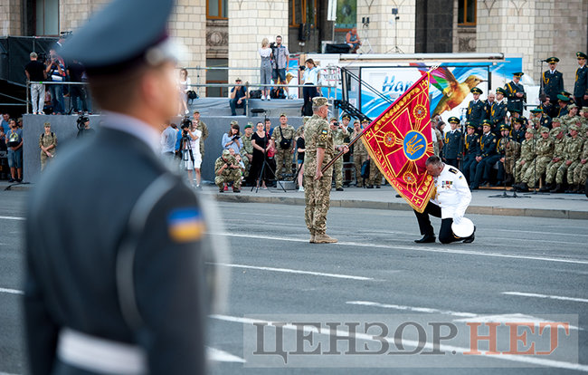 Тому що вороги України хотіли пов'язати українську армію ні з історією боротьби за незалежність, а з радянської та російської історією, і в результаті ці впроваджені в армії фальшиві гасла стали частиною інформаційно-психологічної війни РФ проти України
