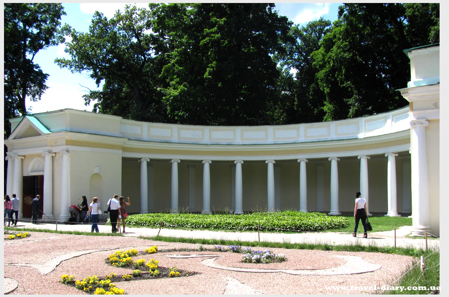 Не рідко всередині колонада грають на різних інструментах, в нашу прогулянку грали на саксофоні - приголомшливе звучання