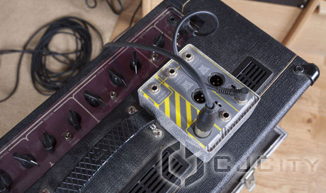 Буферізірованний лінійні драйвери, такі як Smart Research Guitar DI, можуть допомогти, коли ви пускаєте кабель на великі відстані