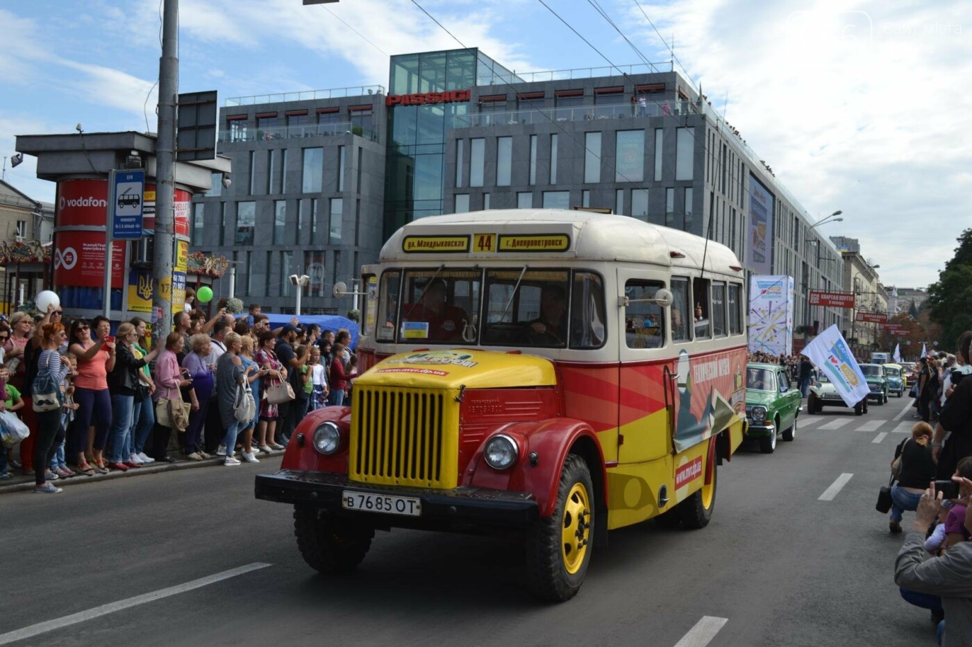 Після хлопців в косухах і банданах їхали ретро-автомобілі, які теж чимало порадували дніпрян