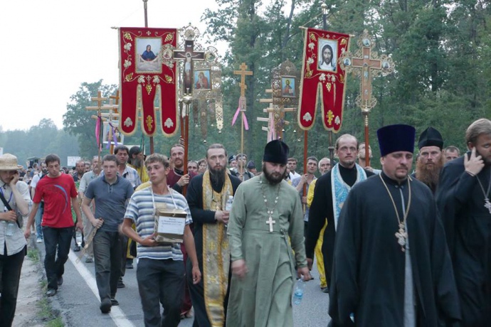 Більшу частину шляху прочани пересувалися на автобусах, але, під'їжджаючи до великих міст, далі йшли пішки