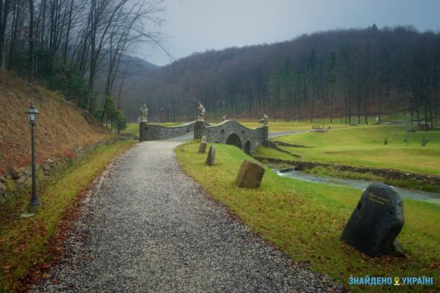 Озера, водоспади, алеї і островочкі - все це можна обійти пішки до падіння з ніг, а можна об'їхати на коні
