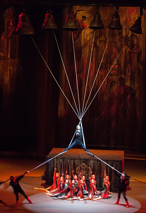 ) не бажає бути сірою мишкою і рухається яскравіше і впевненіше, але балет це не рятує - просто немає тексту