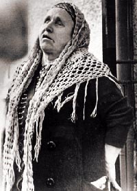 Увага суспільства Ванга вперше привернула до себе в роки Другої світової війни, коли по найближчих до її селищу околицях пройшов слух, що вона здатна визначити місцезнаходження зниклих на війні людей, будь вони живі, чи місця їх загибелі і поховання