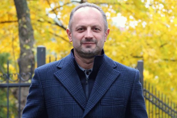 Батько політика був сільськогосподарським працівником, а мати - медсестрою