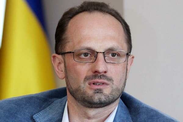 Політик яро відстоював інтереси президента навіть за часів «касетного скандалу», пов'язаного зі зникненням журналіста Гонгадзе