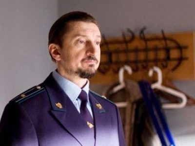 Нарешті, захисникам закону посміхається удача, але пригоди нещасливого ножа на цьому не закінчуються