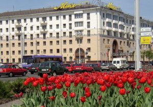 Відкривають проспект дві будівлі: зліва - готель «Мінськ» (номер 1 на карті)