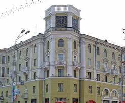 Навпаки, на протилежному боці проспекту на вежі будинку № 16 розташовані найстаріші годинники в Мінську