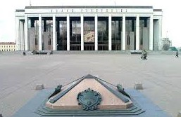 І ось перед нами відкривається географічний і культурний центр Мінська - Жовтнева площа