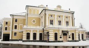 У правій частині скверу знаходиться Національний академічний театр імені Янки Купали, відкритий в 1890 році