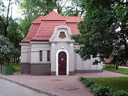 У правій частині скверу знаходиться Національний академічний театр імені Янки Купали, відкритий в 1890 році