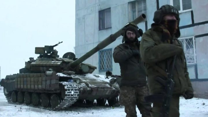 У середу і в репортажі, і на   відео в Твіттері   кореспондента Бі-бі-сі Тома Баррідж були показані українські танки, які стоять в Авдіївці
