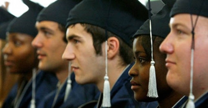 Крім права на освіту, в Росії встановлений обов'язковий характер середньої (повної) загальної освіти, тобто закріплено обов'язок батьків забезпечити отримання дітьми середньої (повної) загальної освіти в обсязі 11 класів загальноосвітньої школи