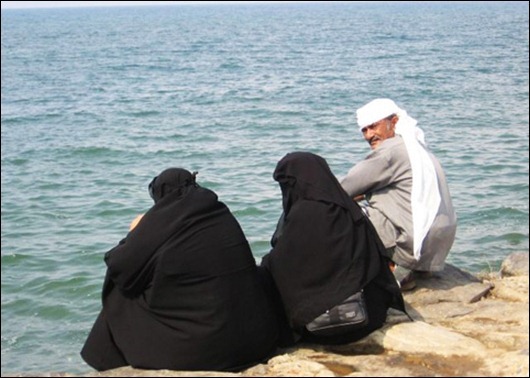 У багатьох арабських країнах офіційно дозволено мати до 4-х дружин