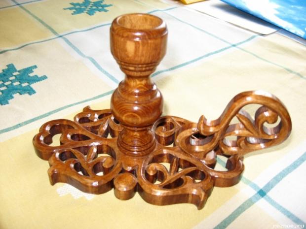 Підставка і свічка - символ життя, тоді як запалений варіант в руках - символ віри в те, що мистецтво всегдабудет жити