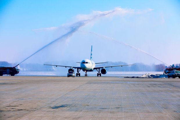 На сайті також відзначили, що аеропорт працює в режимі обмеженої видимості, в роботі обидві злітно-посадкові смуги