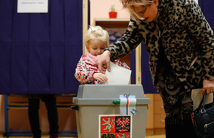 Нинішньому главі держави Мілошу Земану не вдається набрати абсолютної більшості в першому турі   Вибори президента Чехії в Празі   Фото: AP / ТАСС   Москва