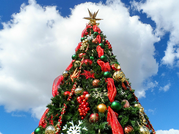 З поширенням християнства ялинка з висячими на ній цукерками, іграшками та горіхами стала символом райського дерева з рясним плодами