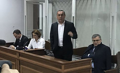 Детектив Національного антикорупційного бюро намагався вручити Миколі Мартиненку виклик на допит в якості свідка, але той відмовився його брати