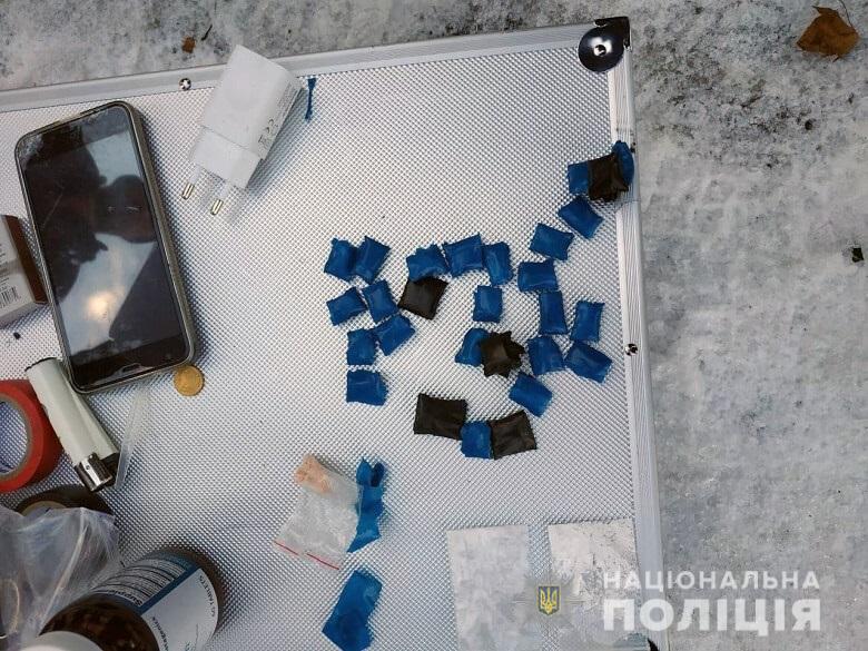 На столичному Печерську спецназівці затримали молодика, у якого виявили понад 30 згортків з амфетаміном
