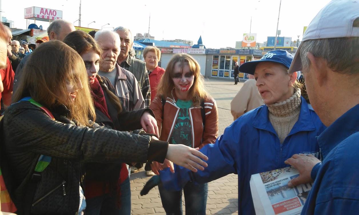 Після кількох нападів, коли   редакція газети Вести звернулася   до керівництва МВС України з проханням захистити газету від хуліганських витівок, тактика тих, хто намагається в Україні насаджувати фашистські методи, змінилася