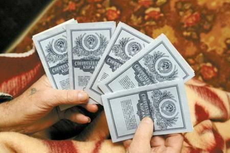 Перший заступник глави Адміністрації Президента України Ірина Акімова запевняє, що людей не будуть змушувати залишати свої гроші, отримані в ході компенсацій вкладів Ощадбанку СРСР, на рахунках в банку