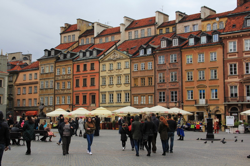 Буквально пара старовинних кварталів, церкви з боків вулиці і ми на ринковій площі