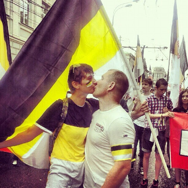 блогер   sergeykalenik   так прокомментровал фото, зроблене їм на марші: Колони геїв і націоналістів нарешті злилися в єдиному протесті